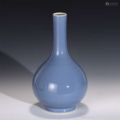 A CHINESE SINGLE COLOR GLAZED PORCELAIN VASE