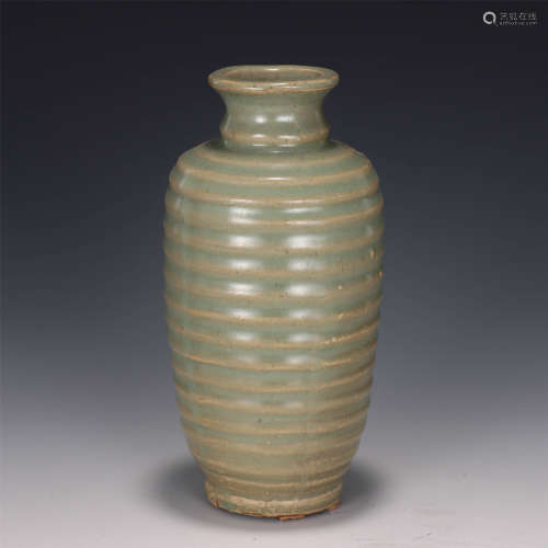 A CHINESE PORCELAIN VASE