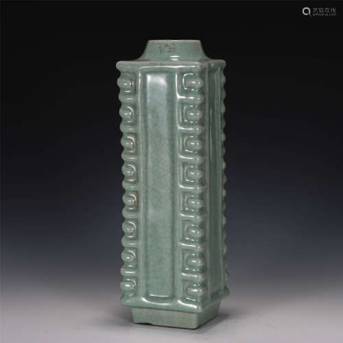 A CHINESE SINGLE COLOR GLAZED PORCELAIN CONG STYLE VASE