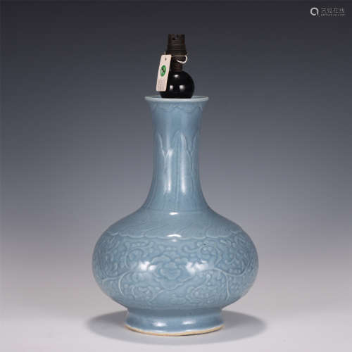 A CHINESE CELADON GLAZE PORCELAIN LAMPSTAND