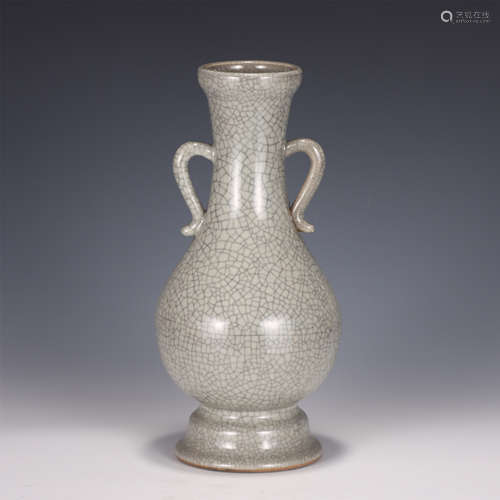 A CHINESE GE GLAZED PORCELAIN VASE