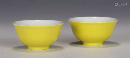 A PAIR OF CHINESE SINGLE COLOR GLAZED PORCELAIN CUPS