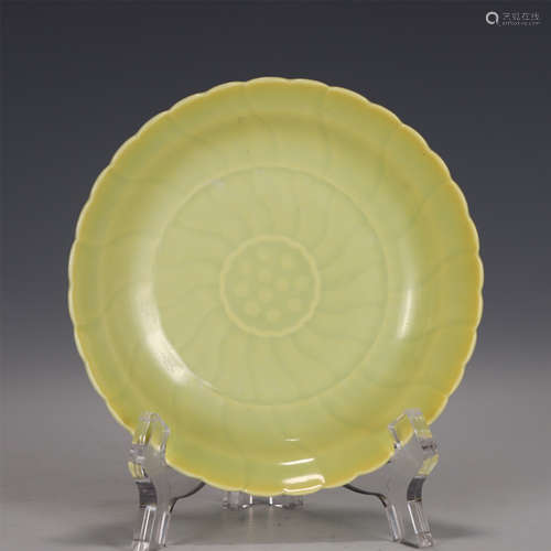 A CHINESE SINGLE COLOR GLAZED PORCELAIN PLATE