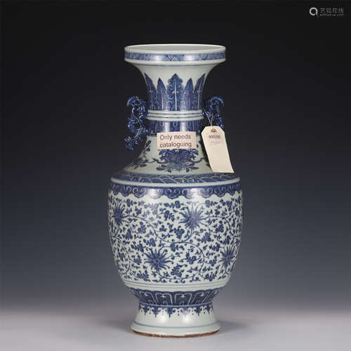 A CHINESE BLUE AND WHITE PORCELAIN VASE