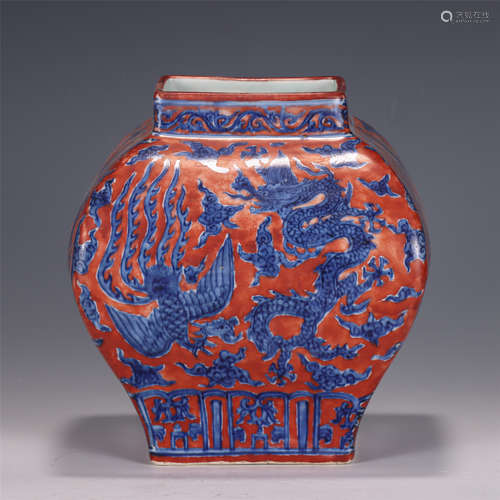 A CHINESE BLUE AND WHITE PORCELAIN JAR