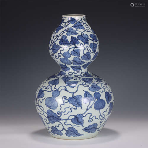 A CHINESE BLUE AND WHITE PORCELAIN GOURD VASE