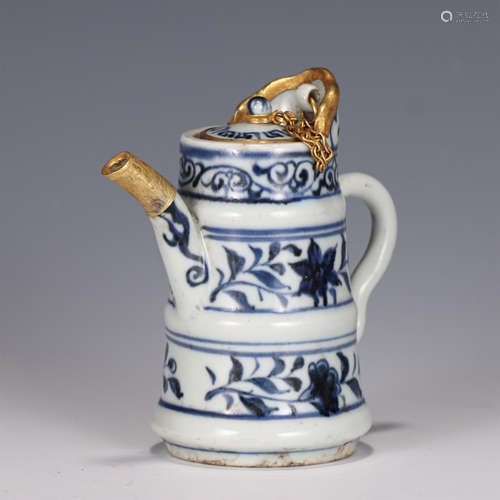 A CHINESE BLUE AND WHITE PORCELAIN WINEPOT