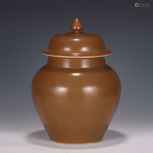 A CHINESE SINGLE COLOR GLAZED PORCELAIN LIDDED JAR