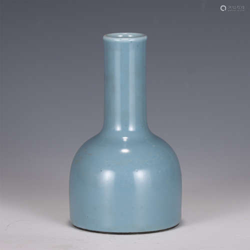 A CHINESE SINGLE COLOR GLAZED PORCELAIN BOTTLE