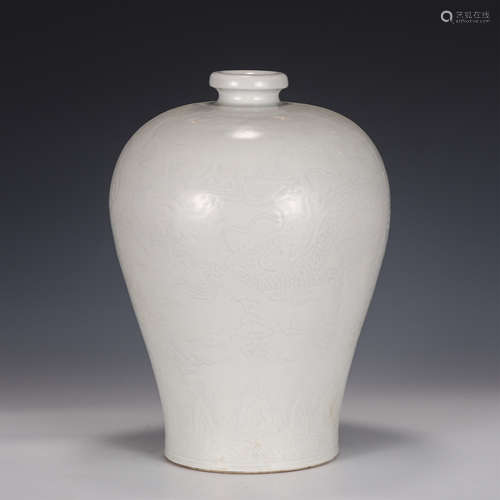 A CHINESE WHITE GLAZED PORCELAIN VASE