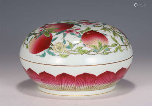 A CHINESE FAMILLE ROSE PORCELAIN LIDDED BOX