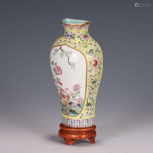 A CHINESE FAMILLE ROSE PORCELAIN VASE