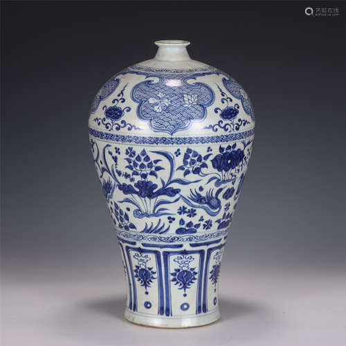 A CHINESE BLUE AND WHITE PORCELAIN VASE