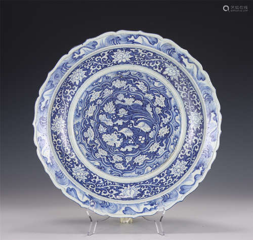 A CHINESE BLUE AND WHITE PORCELAIN PLATE