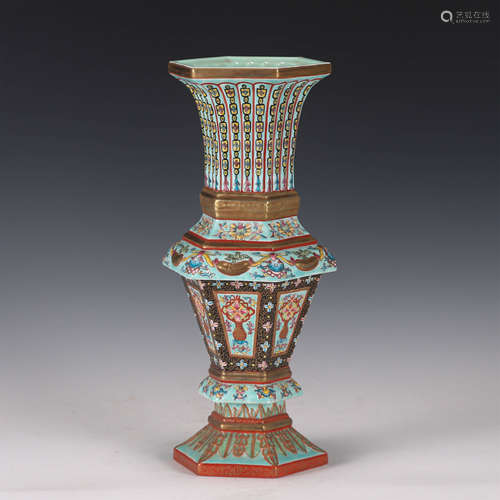 A CHINESE GREEN BOTTOM FAMILLE ROSE PORCELAIN VASE