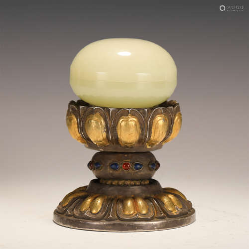 A CHINESE JADE BOX WITH SILVER PEDESTAL