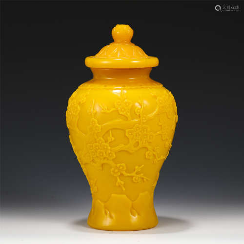 A CHINESE PEKING GLASS VASE