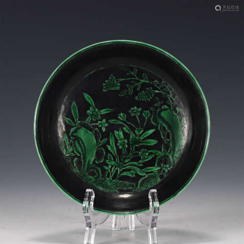 A CHINESE BLACK GLAZED GREEN FLOWERS PORCELAIN PLATE