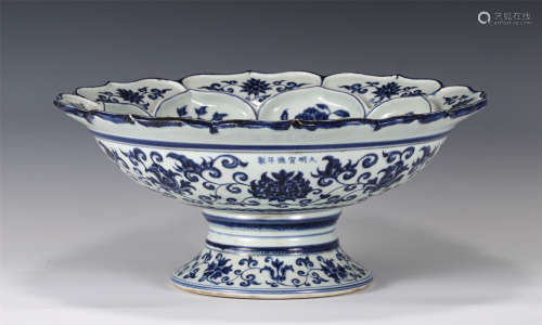 A CHINESE BLUE AND WHITE PORCELAIN STEM PLATE