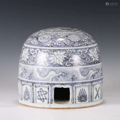 A CHINESE BLUE AND WHITE PORCELAIN DECORATION