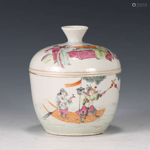 A CHINESE FAMILLE ROSE PORCELAIN JAR AND COVER