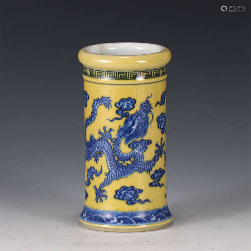 A CHINESE YELLOW BOTTOM BLUE AND WHITE PORCELAIN RUSH POT