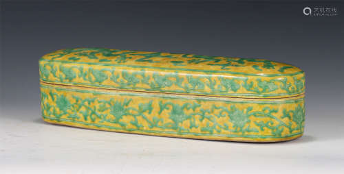 A CHINESE YELLOW GREEN GLAZED PORCELAIN LIDDED BOX