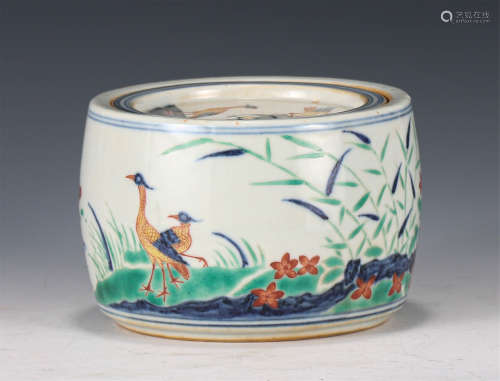 A CHINESE BLUE AND WHITE WUCAI PORCELAIN JAR