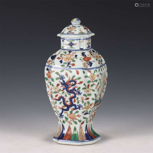 A CHINESE BLUE AND WHITE WUCAI PORCELAIN LIDDED JAR