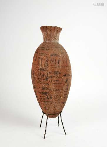 刻有象形文字柱的陶瓶。新王国或晚期.65厘米.
