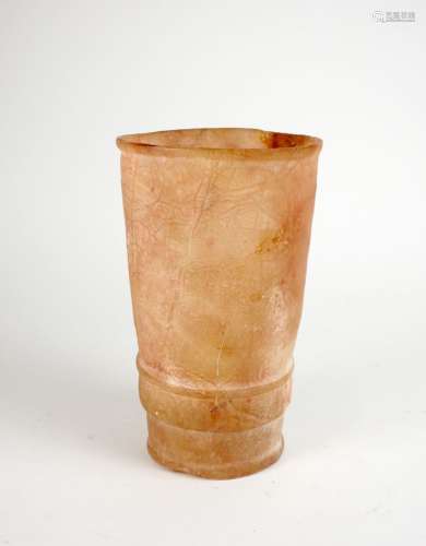 同心环浮雕管状瓶.白玉.其中的状态尼罗河或东方盆.高18,5厘米。