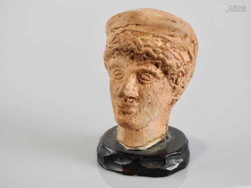 希腊罗马式的赤陶女头像。高：4厘米。