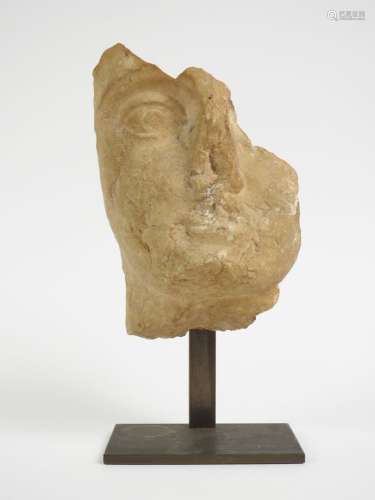 一块神的头像，可能是阿蒙神.大理石或斑纹石灰石.晚期。高：15cm.宽...