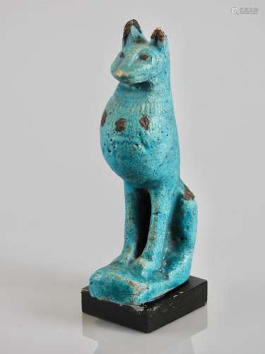 猫站在土丘上，蓝色釉陶，带黑色亮部。托勒密或希腊罗马时期或以后。...