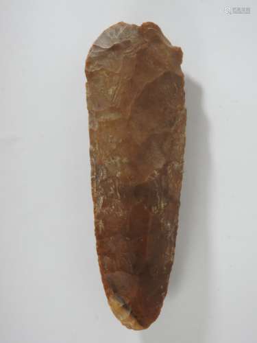 大的棕色切割燧石斧头，边缘有缺口，21.5厘米。