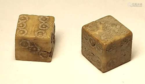 两个骰子，罗马时期的可能是用斑驳的骨头做的。长：7-8毫米。