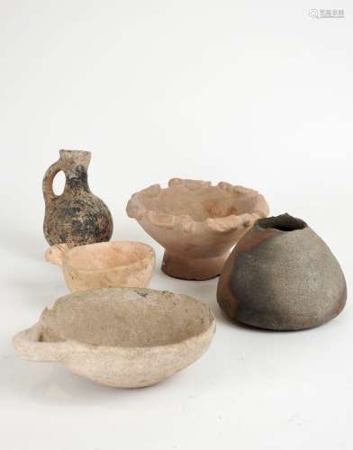 四个陶罐和一个带动物原形把手的石杯。地中海流域：照样