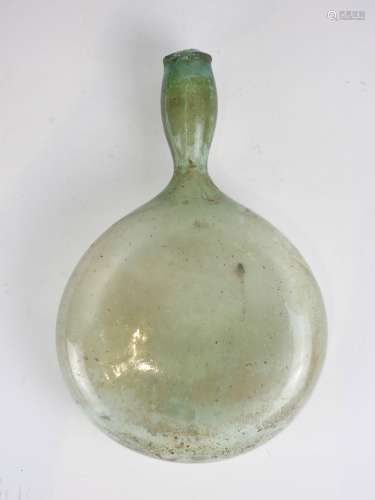 大扁瓶，蓝色玻璃，唇有缺损，高28厘米。罗马式
