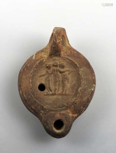 圓形油燈，心形鳥嘴，飾以三寶，背面有未解之文赤土9.2厘米古代