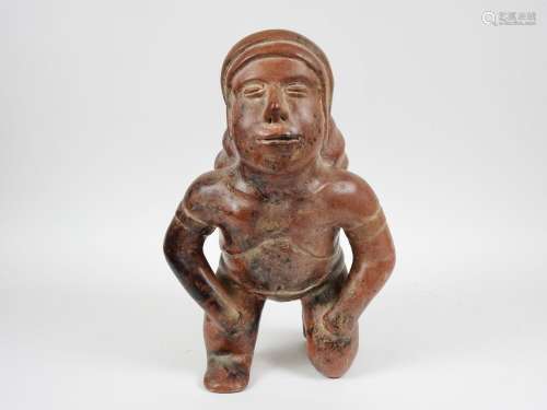 大型男性雕像。男子背负着重物.科利马陶器.高:39cm.