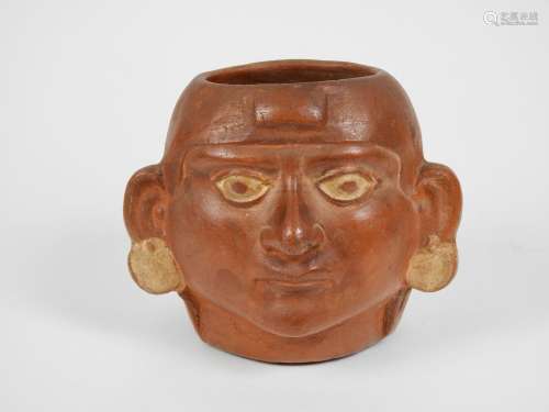 头形人像瓶.陶器与engobe.Mochica文化。高：13厘米。