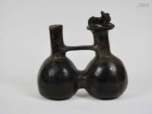 桥式花瓶在两个腹部连接一个结束的猫科动物躺在阳台上。有光亮的棕...