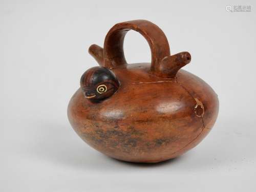镫形花瓶，瓶身为透镜状，呈造型鸟形。Calima约Xès。长：14厘米。陶土有...