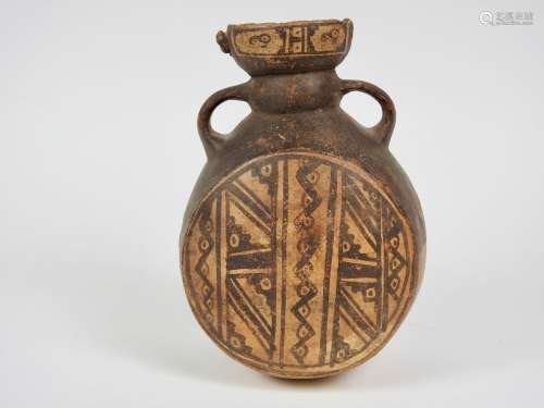 壺身寬大，黑色和乳白色赤陶的幾何形裝飾。Chancay文化。高：21厘米。
