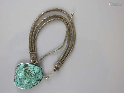 项链，三行半卵石的西藏绿松石，银色镶嵌，低头衔.绿松石长度约6厘米...