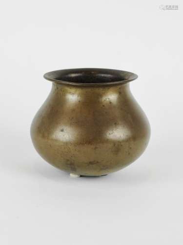 黄铜球状花瓶。印度殖民时期。高：10厘米。