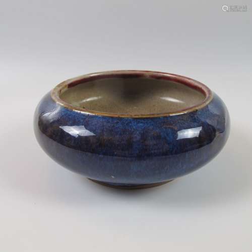 釉上蓝紫色火焰瓷碗。D 12厘米。底座下有帝王印。中国：梅果民国时期...