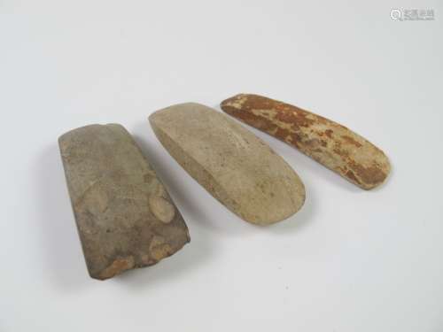 三把护身符斧。灰色和米黄色的硬石，钙化玉或石灰石。长7～7.7厘米。中...
