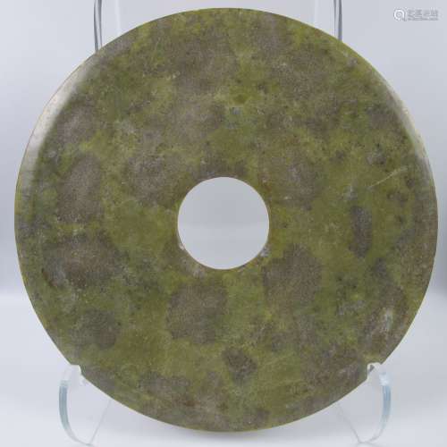 大毕盘，象征天。  绿硬石。D 30厘米。中国