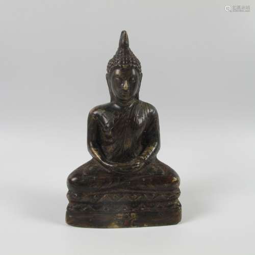 三摩地佛像。青铜色的棕色铜锈。高13厘米。泰国：第十九次 - 第十次